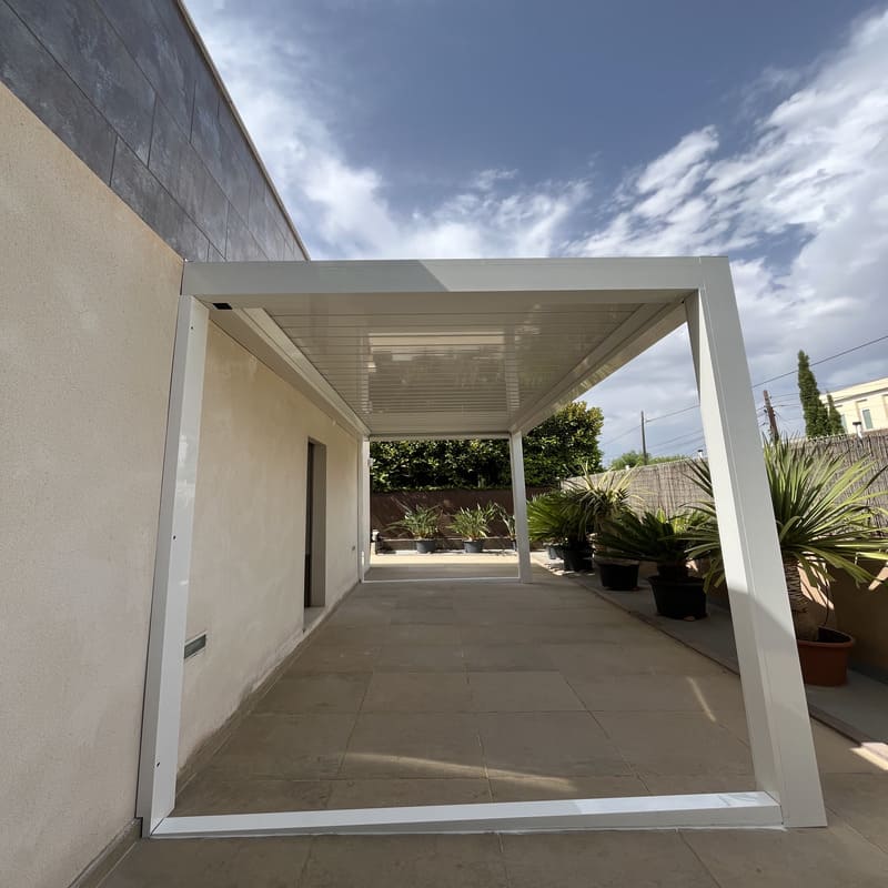 Pérgola bioclimática blanca en zona exterior