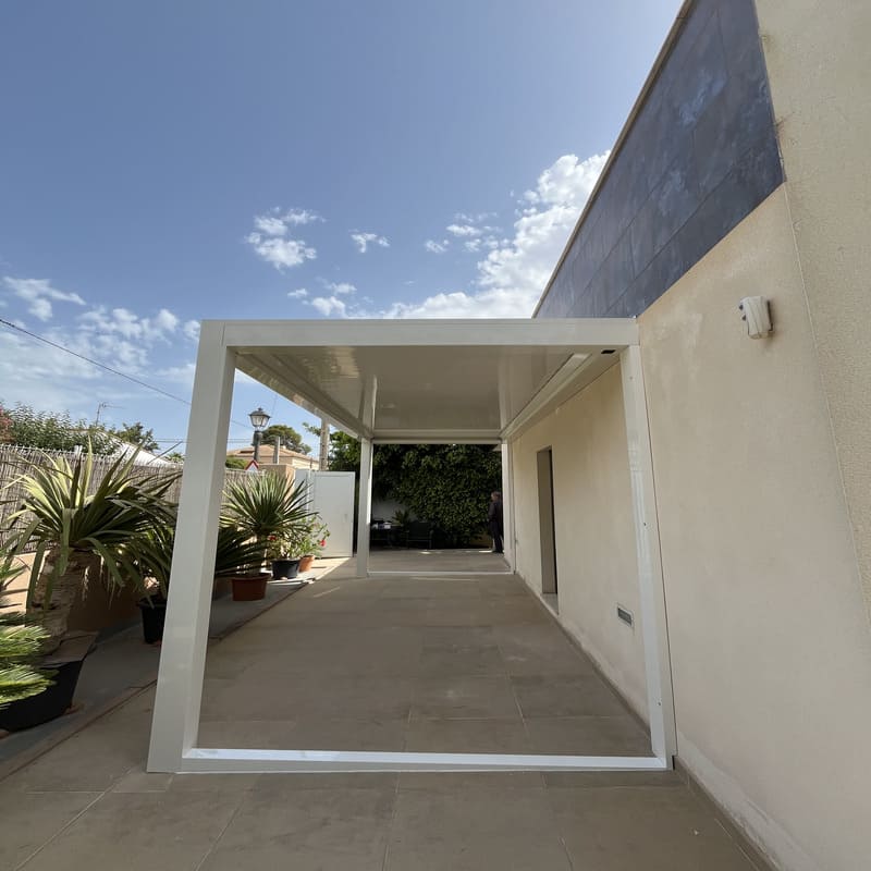 Pérgola blanca en jardín exterior