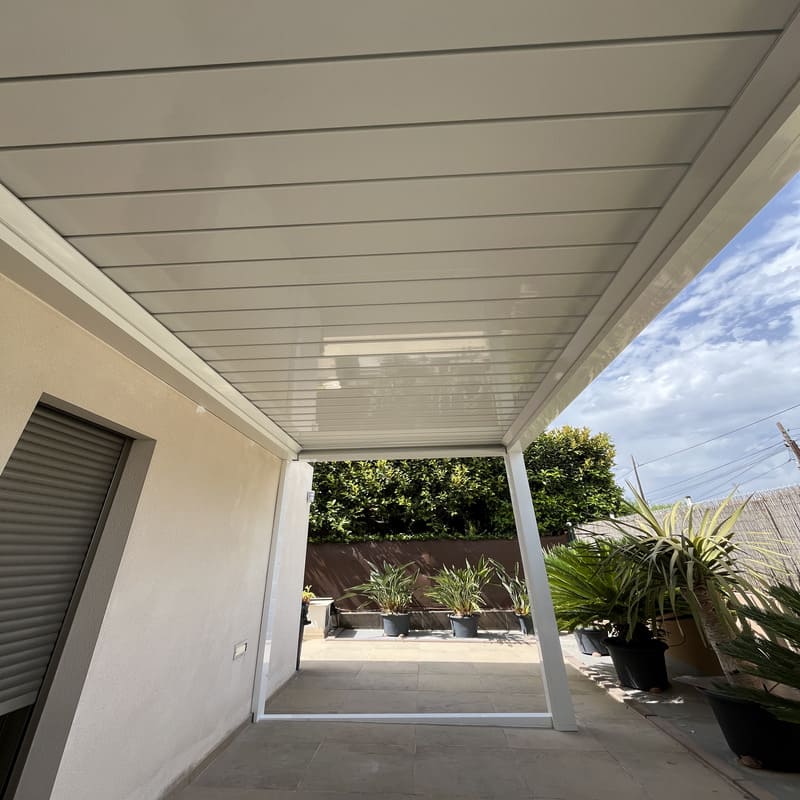 Pérgola bioclimática con lamas de aluminio