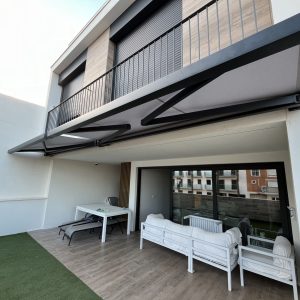 Toldo instalado en una terraza exterior