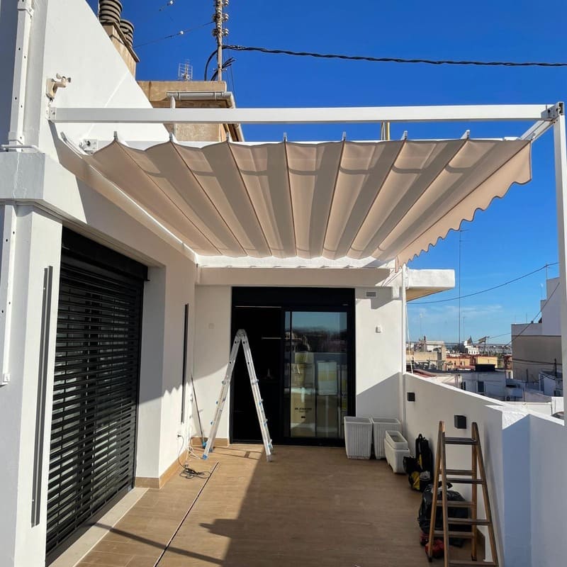Toldo palillero instalado en una terraza