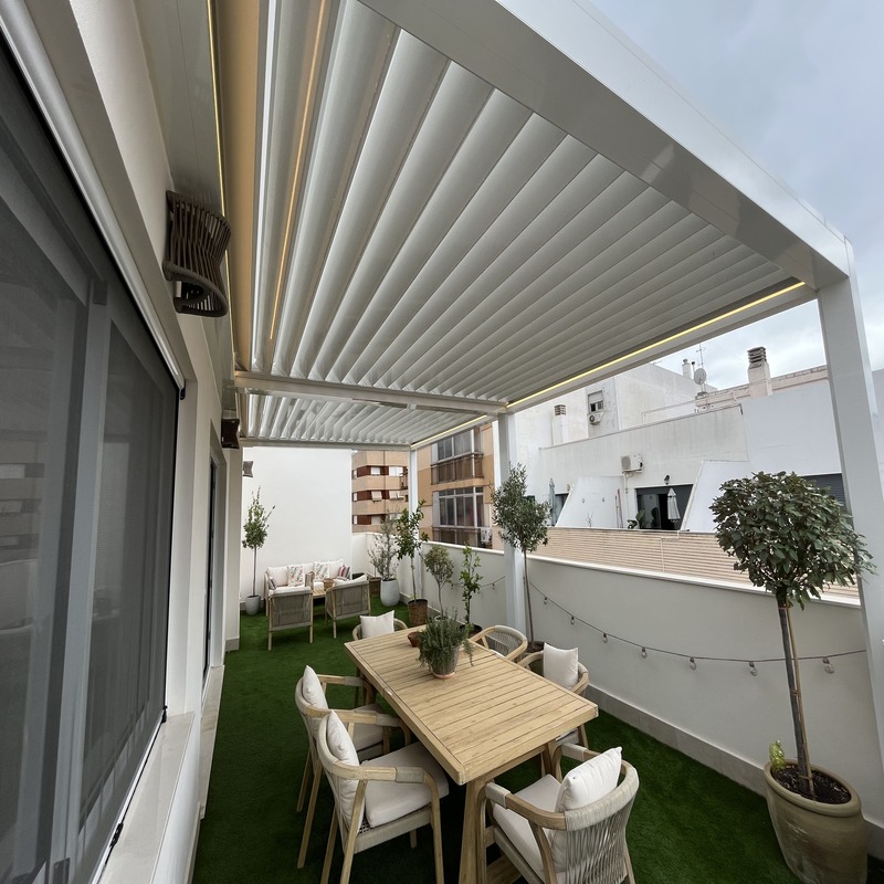 Apertura de lamas en pérgola bioclimática con LED