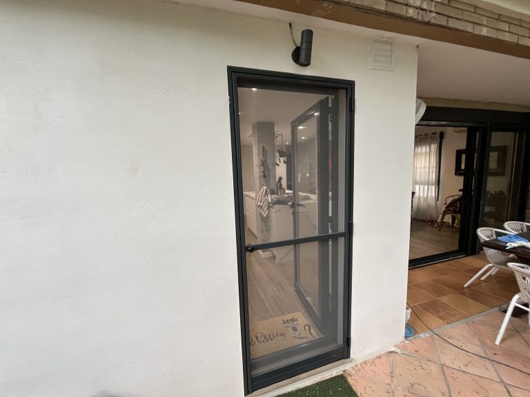 Mosquitera para puerta instalada a medida en vivienda de Valencia