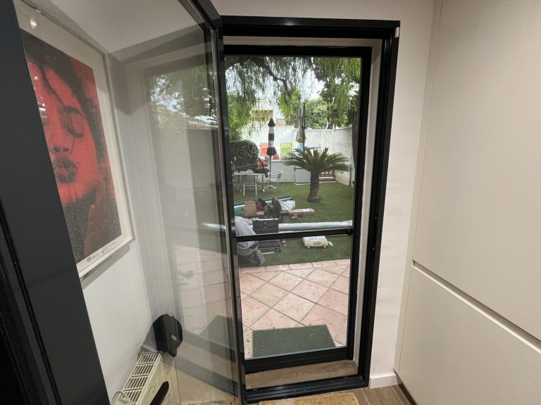 Mosquitera abatible para puerta instalada en vivienda de Valencia