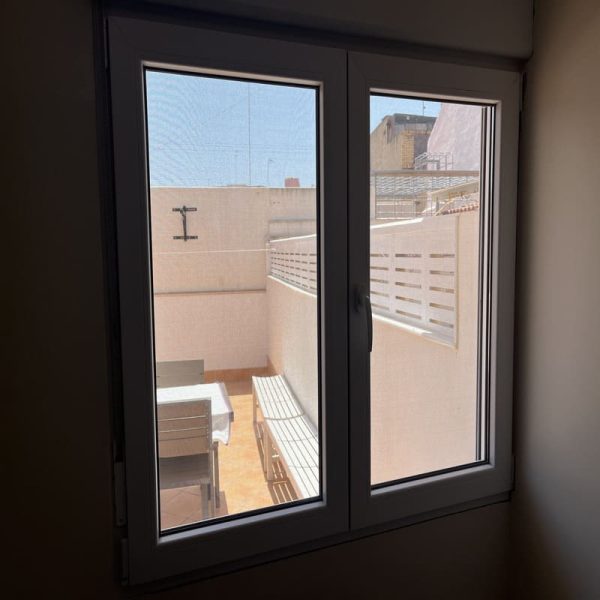Mosquitera enrollable en interior de vivienda