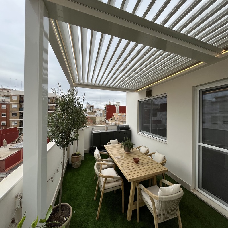 Pérgola bioclimática en terraza exterior de vivienda