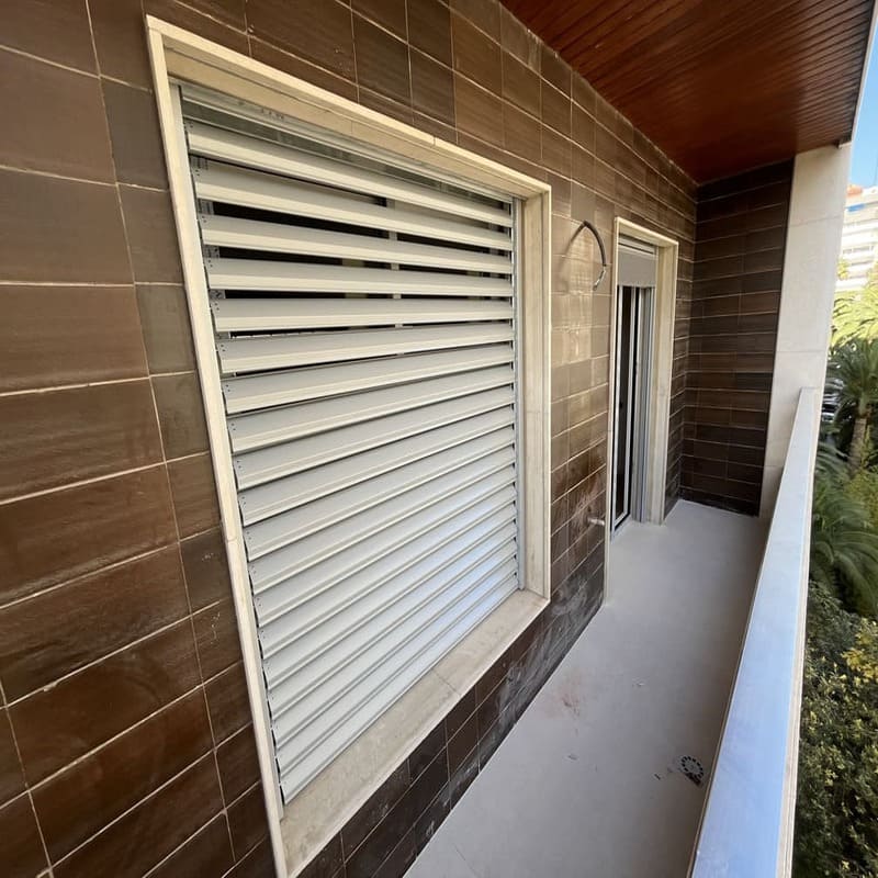 Mosquitera a medida instalada en vivienda en Valencia