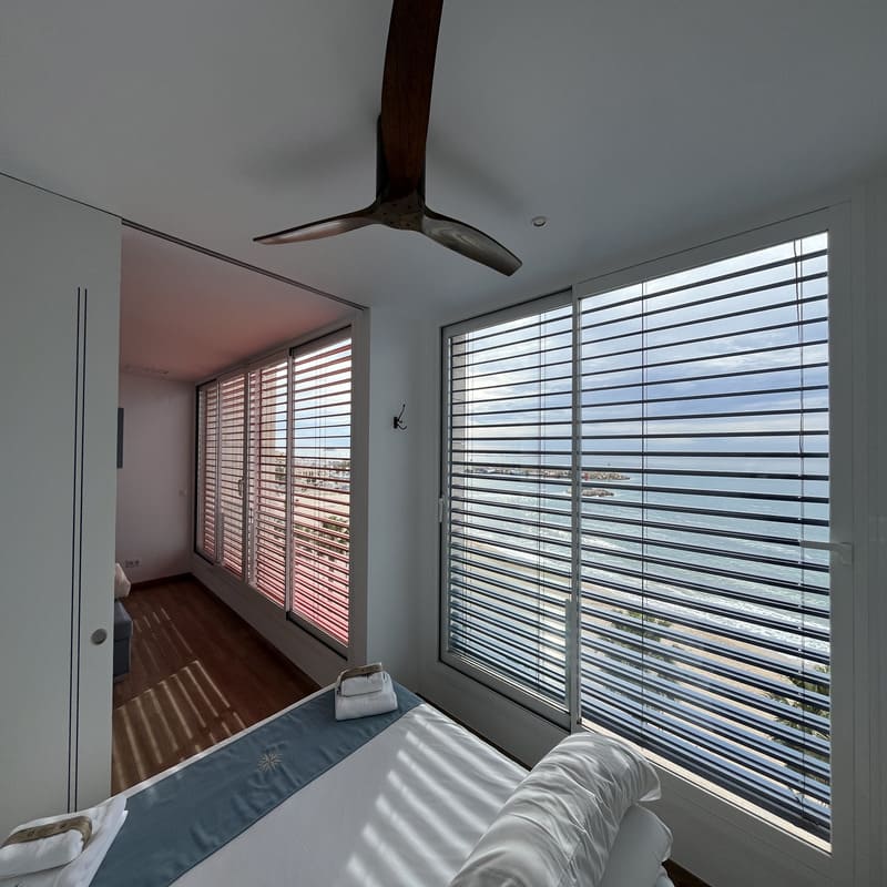 Detalle de persiana graduable y orientable en una ventana